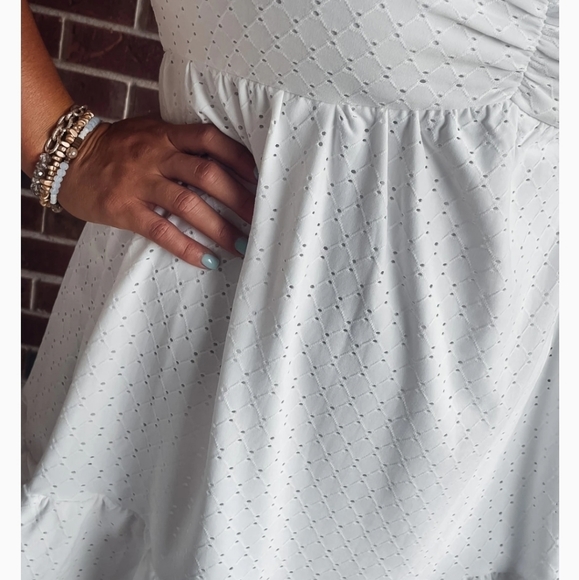 Loxology Women's Eyelet Shift Dress NWOT - Picture 3 of 14